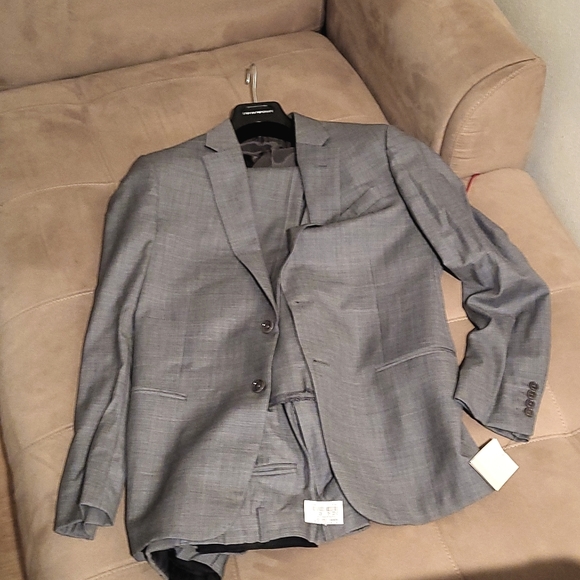 Armani Collezioni suit - Picture 3 of 13